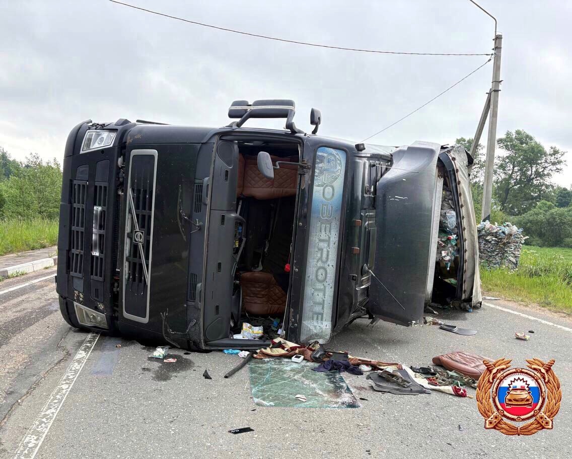 На дороге в Торжокском районе опрокинулся грузовик с мусором Фото: Госавтоинспекция по Тверской области