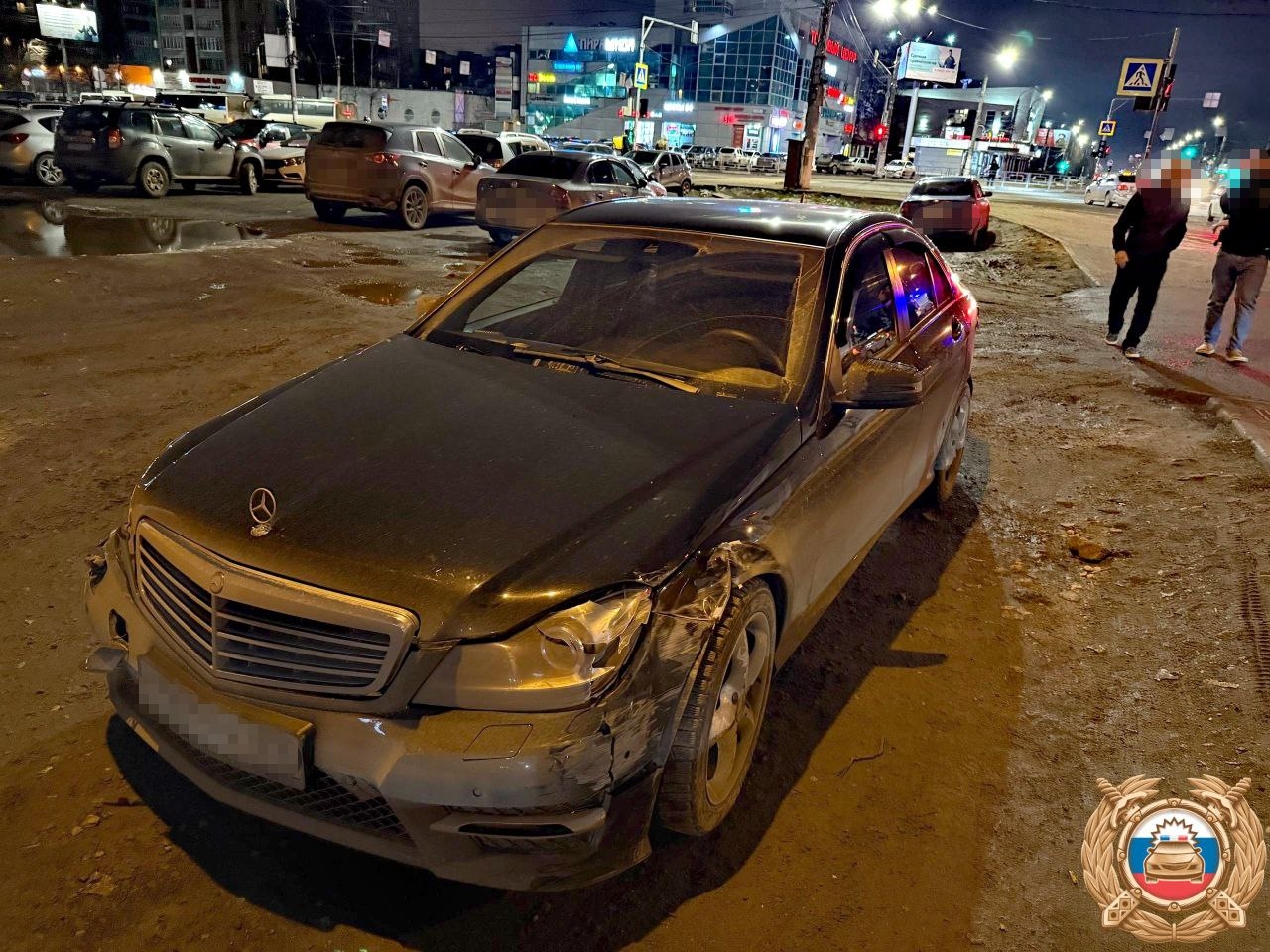 На Привокзальной площади в Твери Mercedes нарушил правила и зацепил две иномарки Фото: Госавтоинспекция Твери