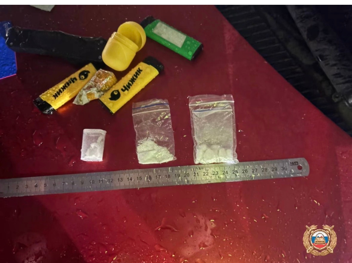 Под Вышним Волочком ДПС изъяла у пассажира автомобиля подозрительное вещество Фото, видео: ГАИ Тверской области