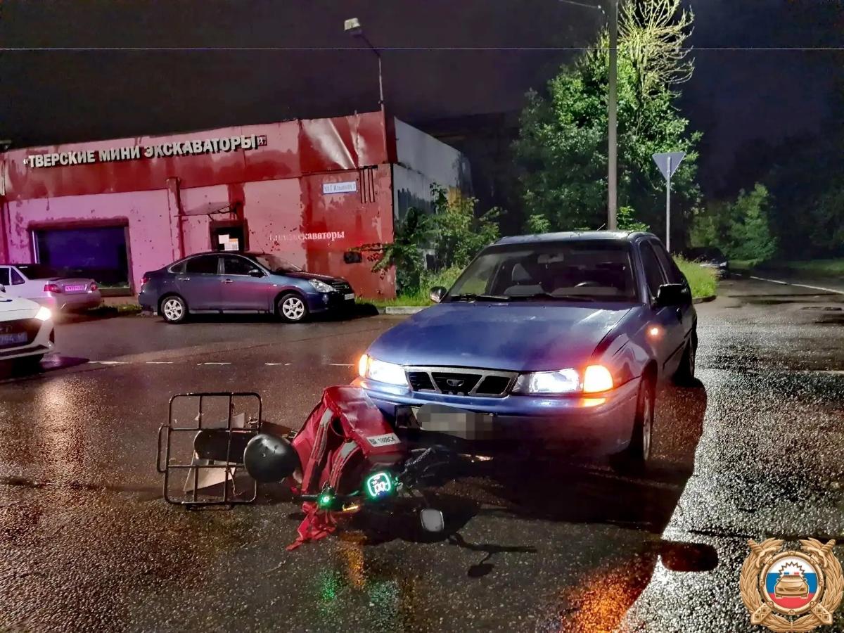 В Твери автомобилист сбил курьера доставки на перекрестке Фото: ГАИ