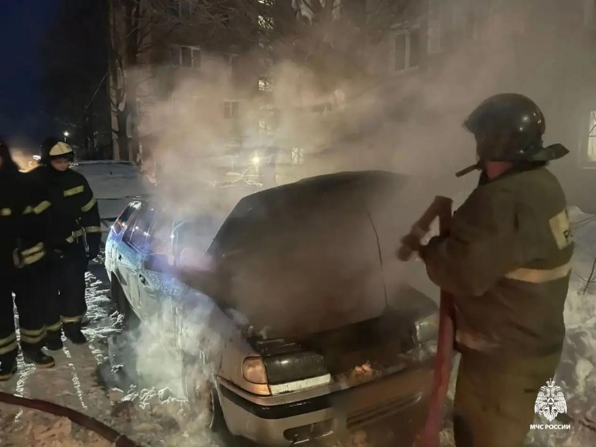 В Кимрах загорелась припаркованная у дома машина Фото: МЧС