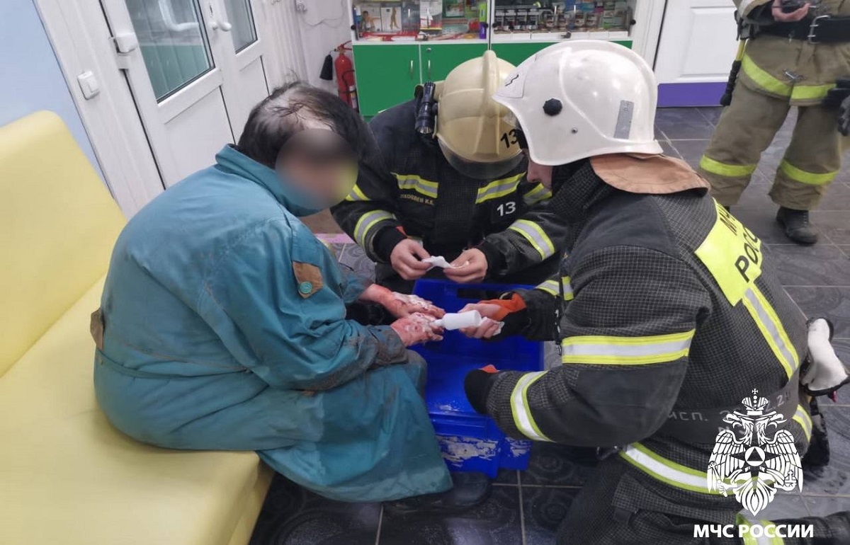Спасателям пришлось руками поднимать автомобиль, под который попала жительница Торжка Фото: МЧС Тверской области