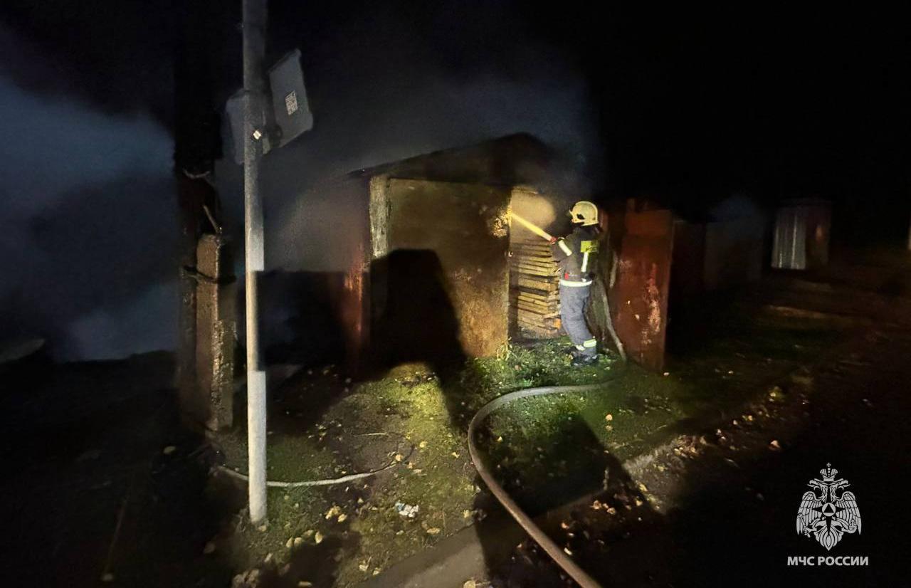 Под Ржевом в Тверской области за ночь сгорели пять гаражей - новости Афанасий