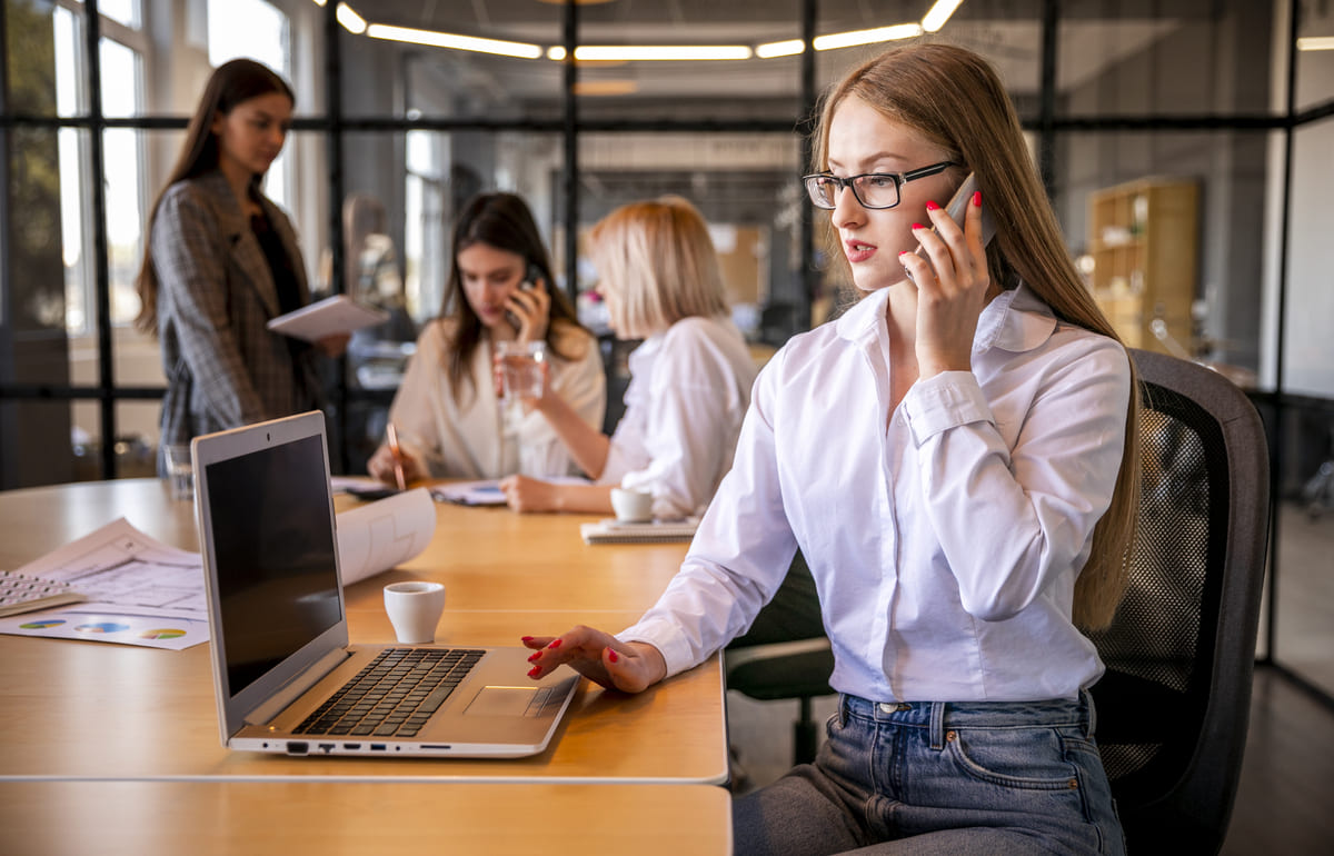 Новые тарифы для бизнеса от Билайна: конструктор опций, безлимитные звонки и ИИ-агенты