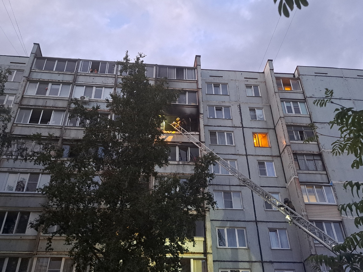 Из-за сигареты загорелся балкон на бульваре Гусева в Твери Фото, видео: Аfanasy.biz