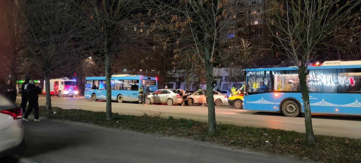 Появилось видео тройного ДТП на проспекте Чайковского в Твери Фото: Afanasy.biz; Видео: Интернет-провайдер «Аннет»
