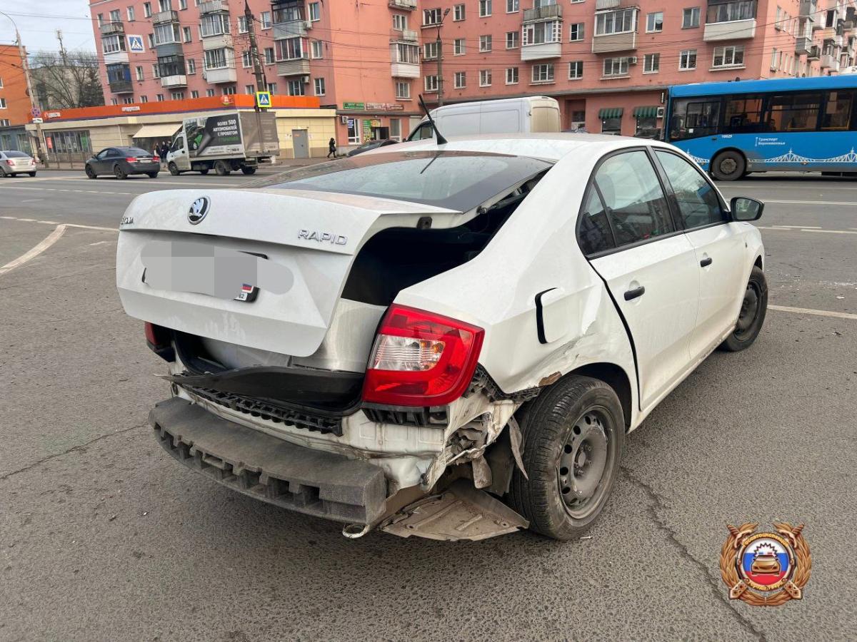 В ДТП на площади Терешковой в Твери пострадала пассажирка Фото: ГАИ
