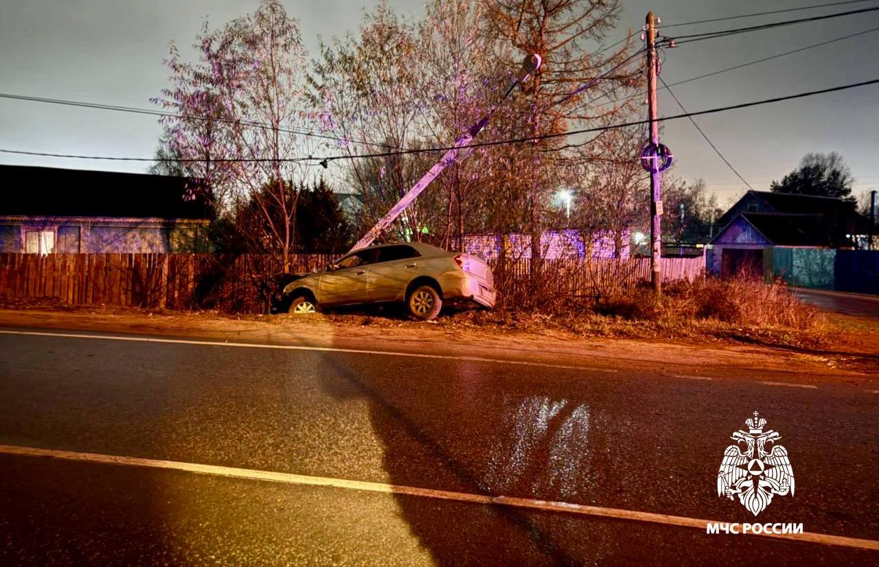 Под Тверью легковушка снесла столб линии электропередач - новости Афанасий