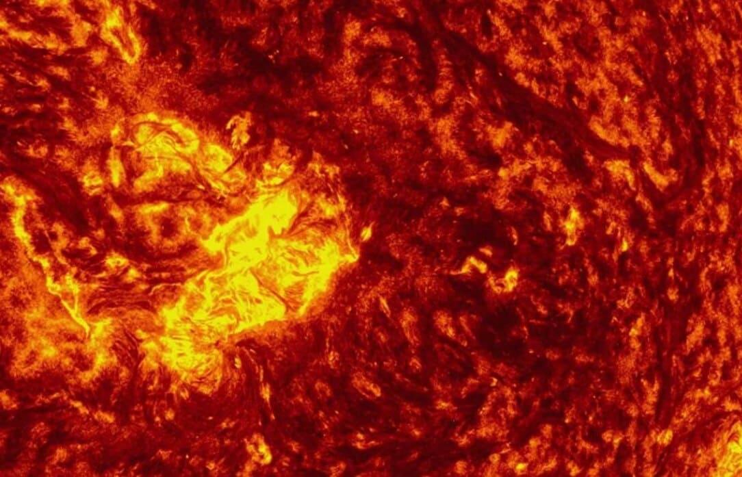 Cильная вспышка на Солнце. К Земле направляется крупный выброс плазмы