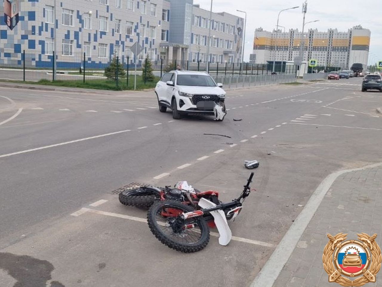 Появилось видео столкновения мотоцикла и кроссовера в Твери на Гусева