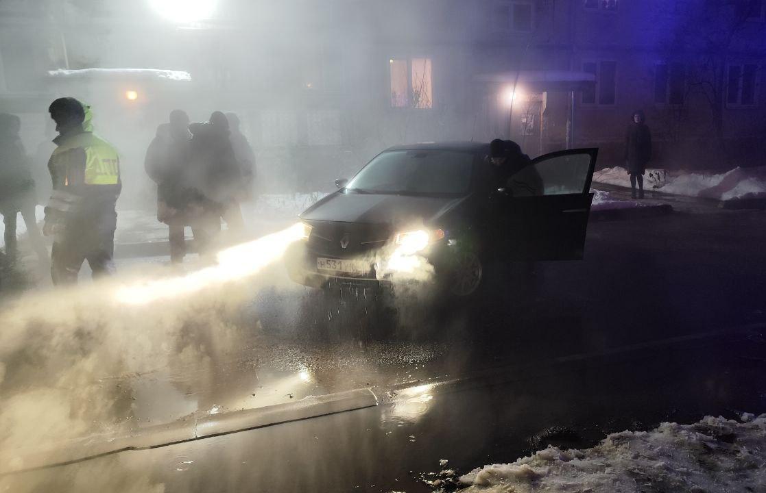 В Твери улицу Озерную залило кипятком, в провал грунта попала легковушка Фото, видео: Игорь Стасюк