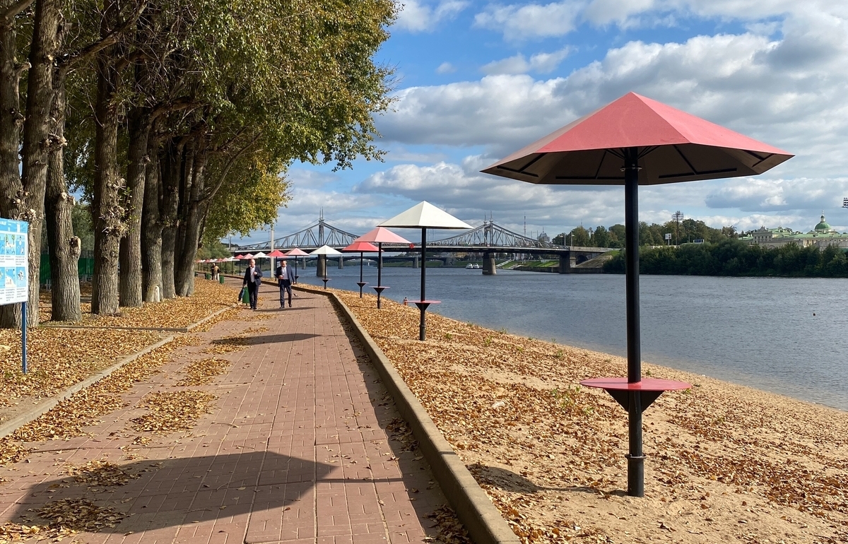 В Твери на центральном пляже установили новые «зонтики» Фото: Ольга Аверкиева, публикуется с разрешения автора