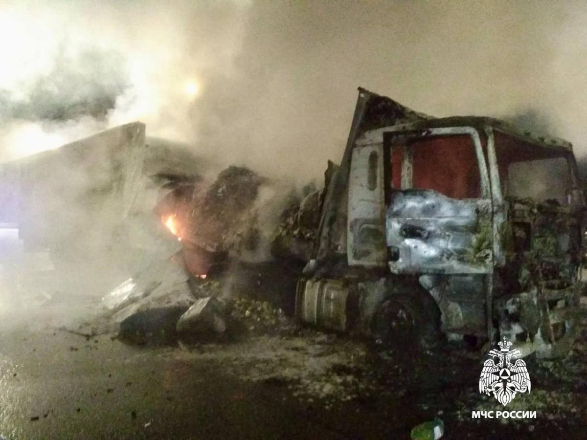 Водитель сгоревшей фуры на М-11 в Тверской области попал в больницу с ожогами Фото: МЧС Тверской области