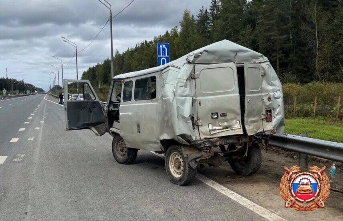 На М10 в Тверской области в столкновении УАЗа и грузовика пострадали два человека - новости Афанасий
