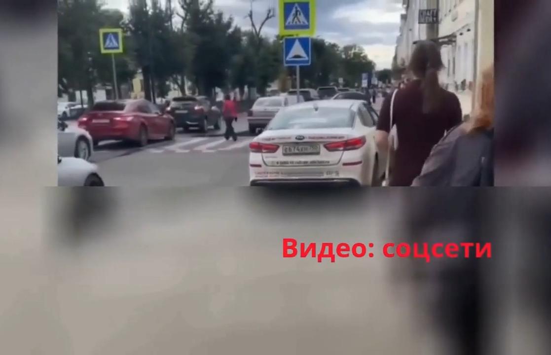 В Твери оштрафован проехавший по тротуару на бульваре Радищева водитель Kia Видео: УМВД России по Тверской области, соцсети
