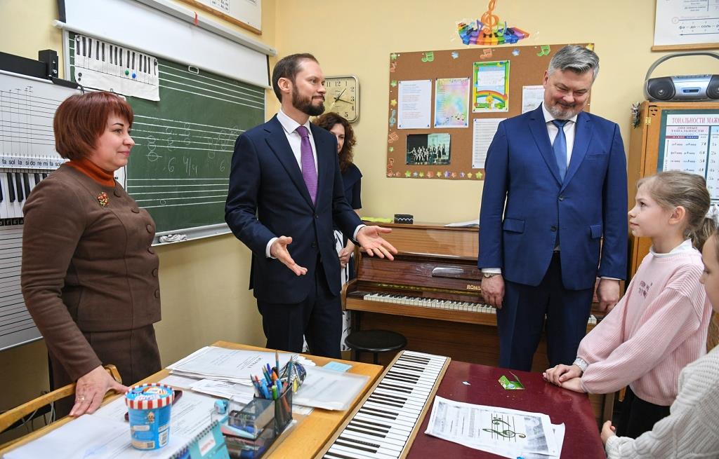 Виталий Королев дал поручения по укреплению материально-технической базы Детской школы искусств №2 в Кимрах - новости Афанасий