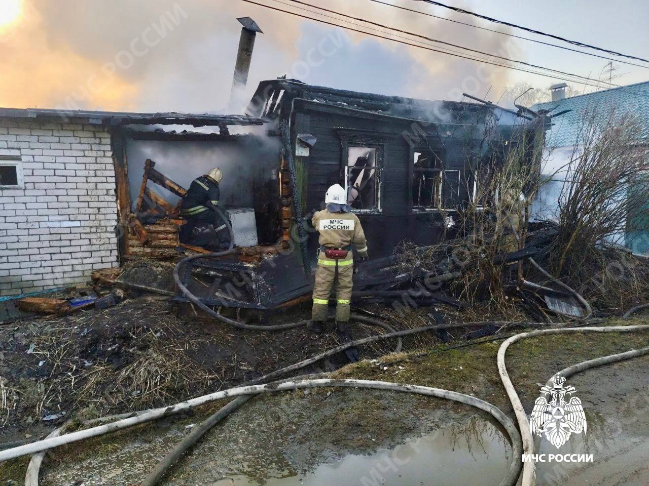 В Твери горит жилой дом за Волгой 