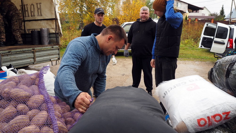 Колонна с гуманитарным грузом из Тверской области прибыла в зону проведения СВО  Колонна с гуманитарным грузом из Тверской области прибыла в зону проведения СВО