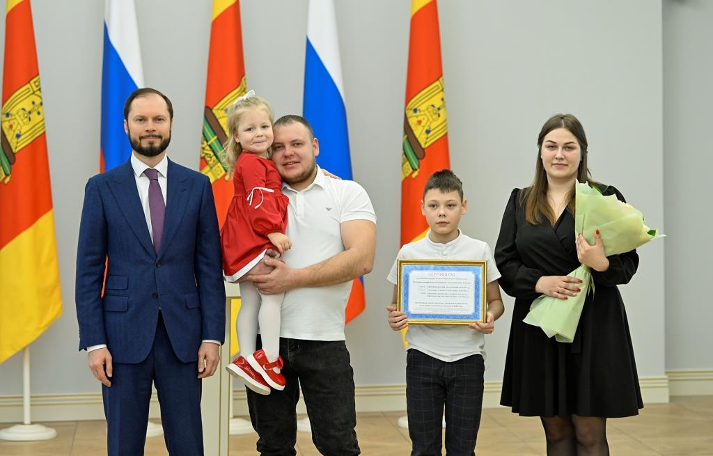 Виталий Королев вручил жилищные сертификаты молодым семьям 