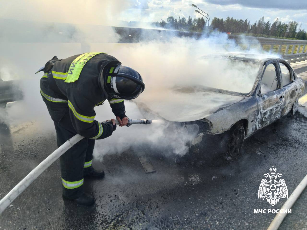На М11 в Тверской области автомобиль загорелся во время движения Фото, видео: ГУ МЧС России по Тверской области