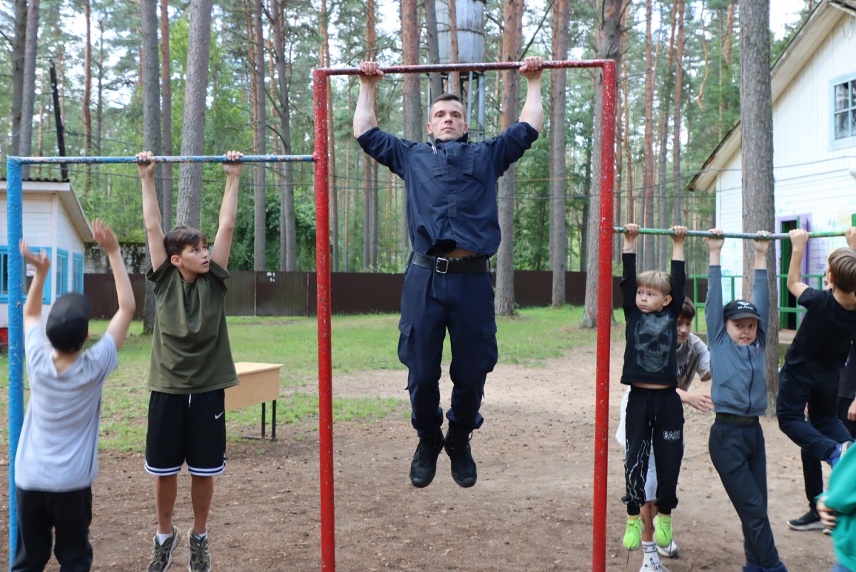 На территории летнего оздоровительного лагеря «Ровесник» состоялась «Зарядка со стражем порядка» Фото: УМВД России по Тверской области