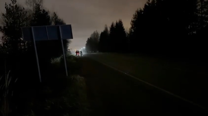 Под Тверью детям приходится ходить по обочине оживленной трассы Видео: Тверь/Калининский округ