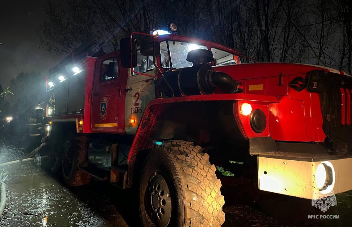 Сильный пожар на Локомотивной улице в Твери полностью потушили ночью  - новости Афанасий