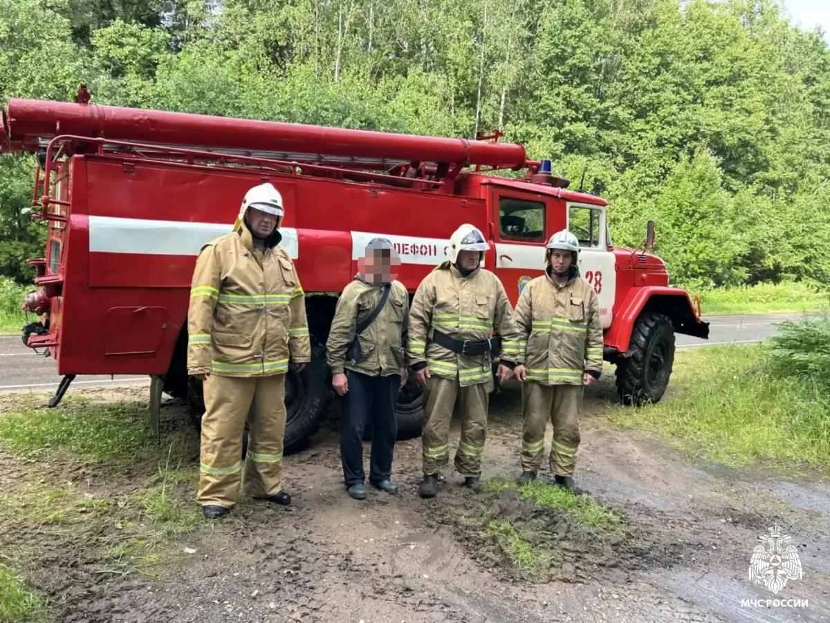 В Тверской области пожарные нашли заблудившегося в лесу мужчину Фото: МЧС