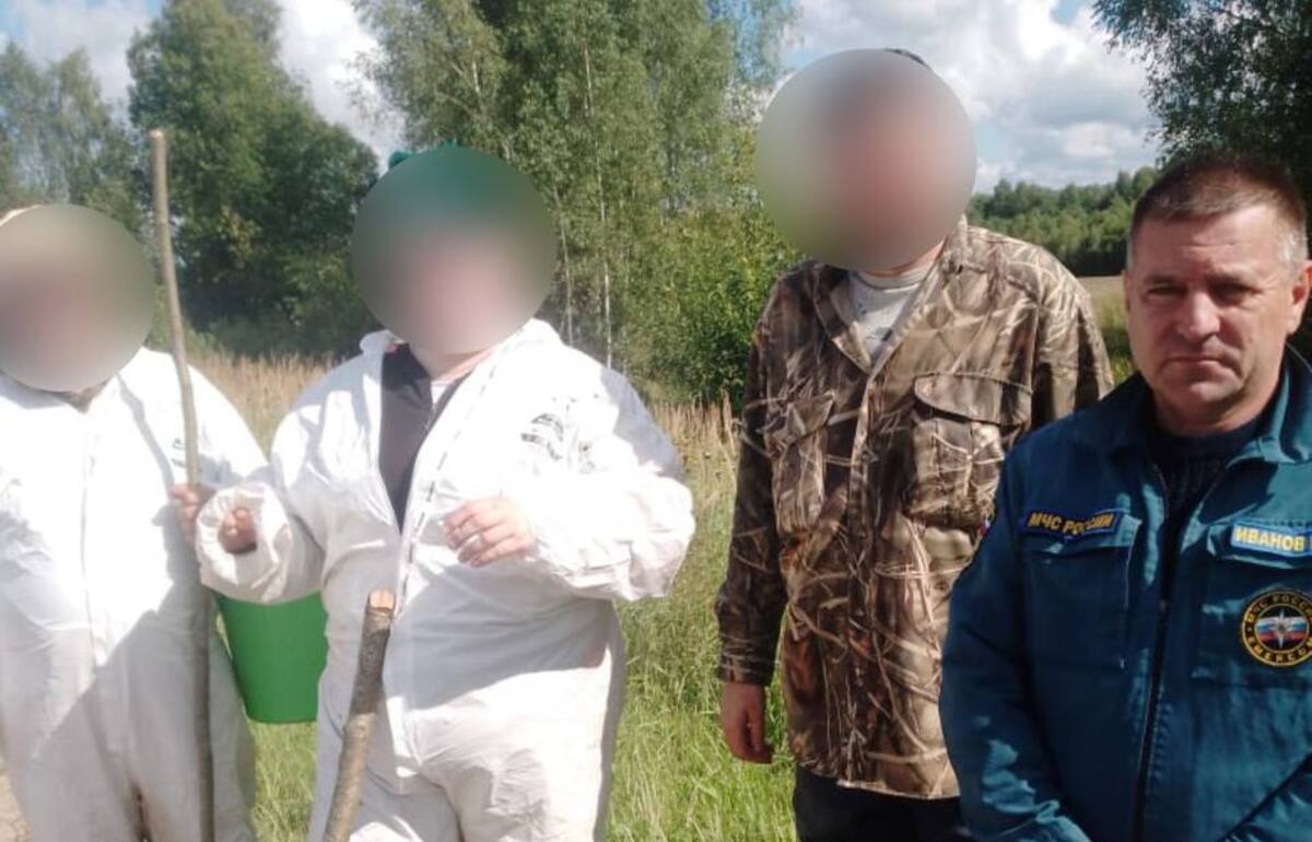 Под Торжком в Тверской области сотрудники МЧС вывели из леса троих грибников Фото: ГУ МЧС России по Тверской области