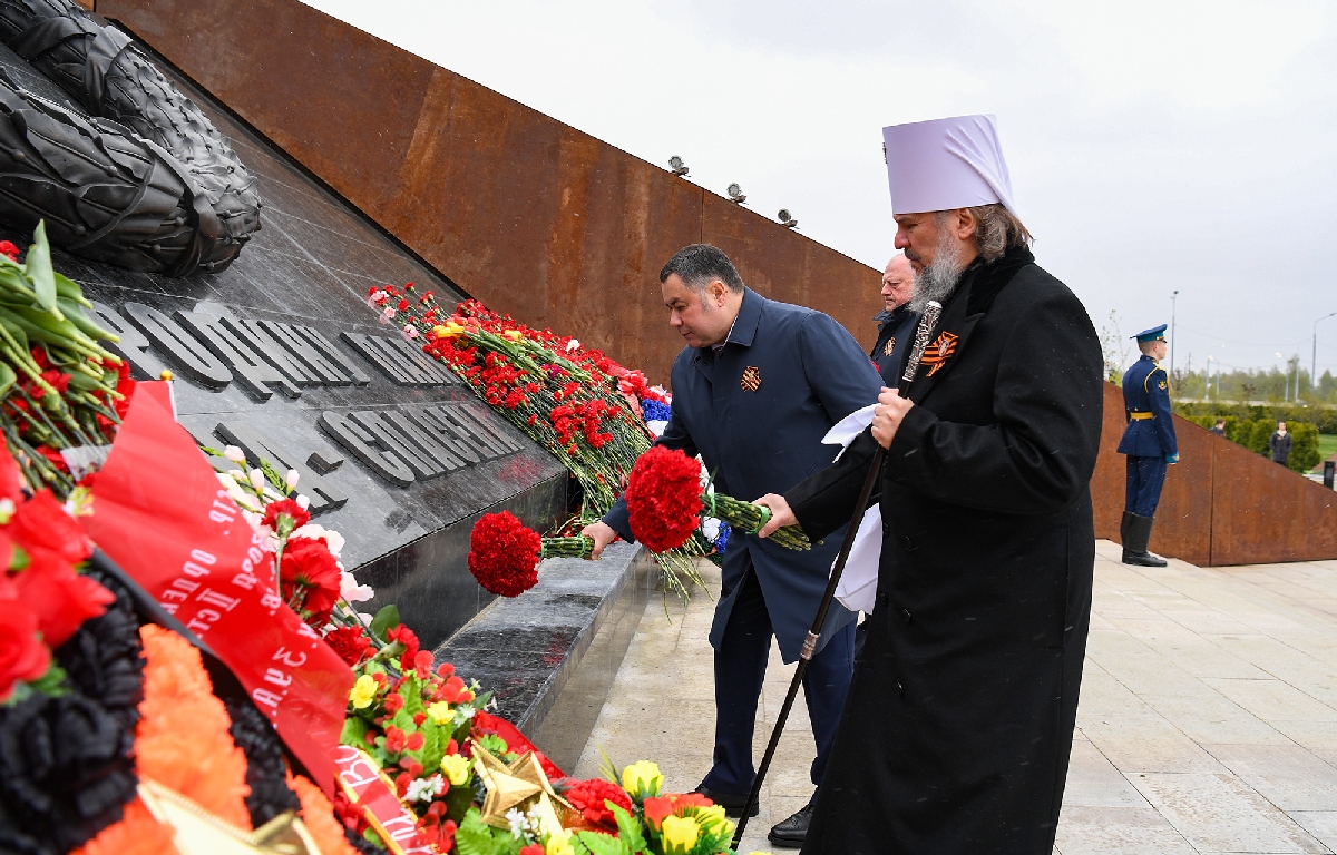 К Ржевскому мемориалу возложили цветы - новости Афанасий
