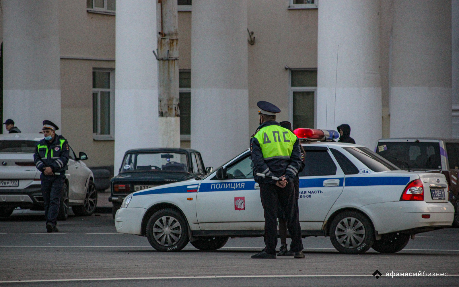 Въехал в Тверь и попался: сотрудники ГИБДД провели массовый рейд на площади Гагарина 