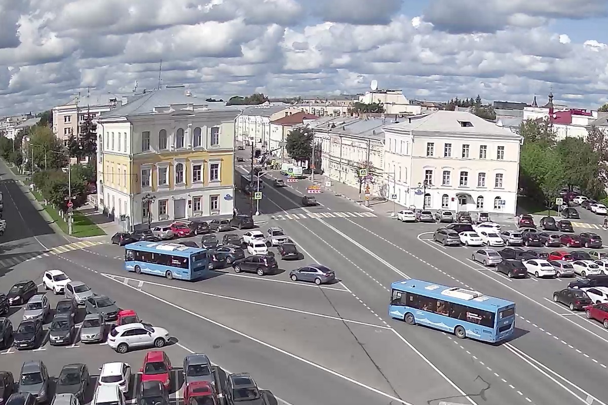 В Твери устанавливают новый светофор на Советской улице 