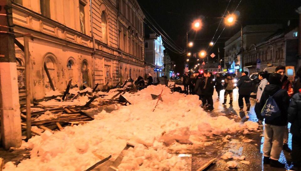 В Твери завели дело на чиновника после обрушения навеса на людей в центре города 
