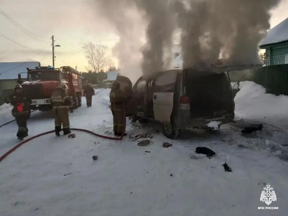Рядом с частными домами в Бологое загорелся автомобиль Фото: МЧС