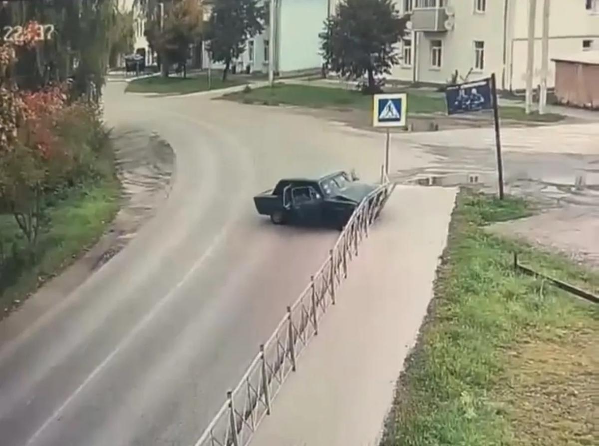 В Старице подросток за рулем ВАЗа протаранил ограждение Видео: соцмедиа