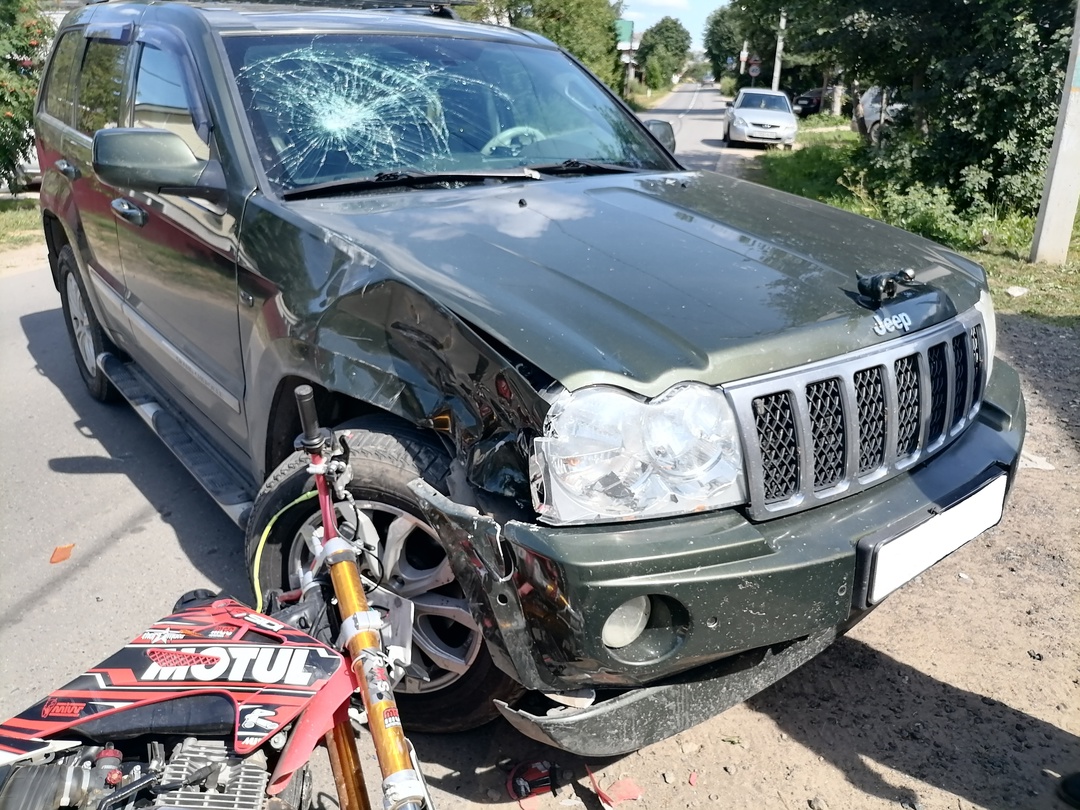 В Кимрах 17-летний мотоциклист столкнулся с Jeep Grand Cherokee Фото: Госавтоинспекция города Кимры В Кимрах 17-летний мотоциклист столкнулся с Jeep Grand Cherokee Фото: Госавтоинспекция города Кимры