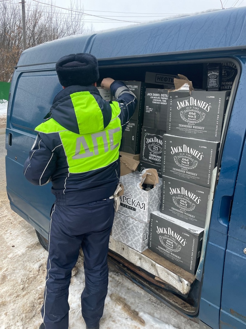 Полную Газель контрафактного Jack Daniels задержали в Тверской области Фото: Госавтоинспекция города Кимры
