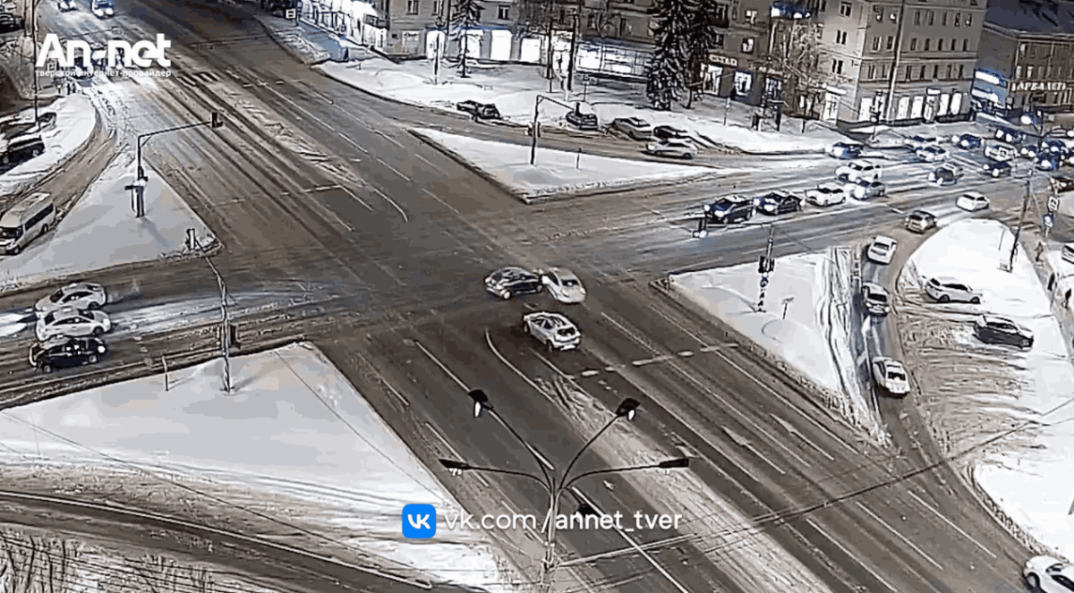 Два водителя не поделили перекресток на Капошвара в Твери Видео: Аннет