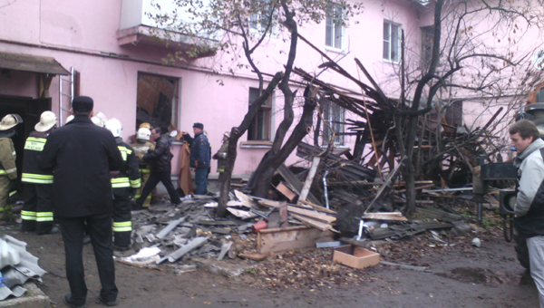 В Твери в одном из жилых домов на улице Мусоргского обрушилась кровля / фото с места происшествия 
