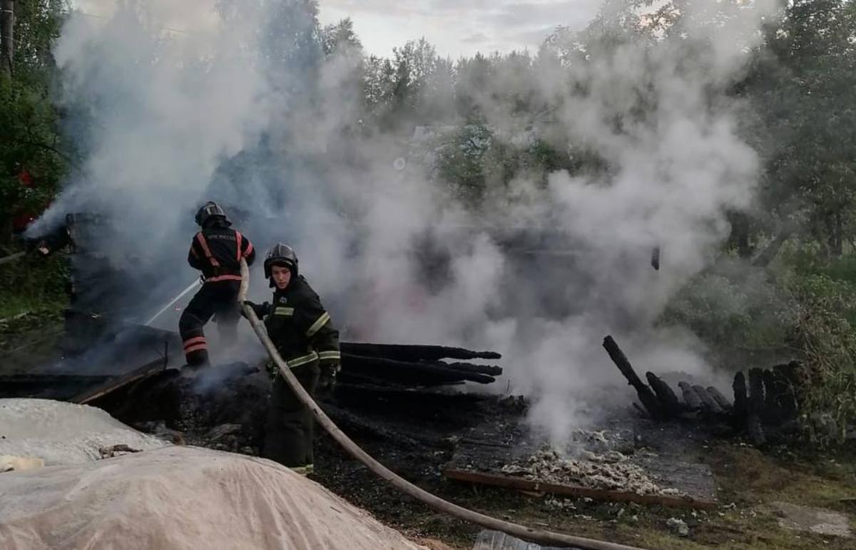 Под Тверью в одном из дачных поселков ночью сгорела баня Фото: ГУ МЧС России по Тверской области