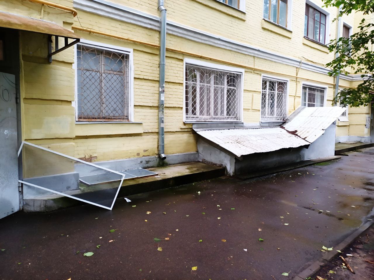 В Твери на улице Бобкова из окна 3 этажа выпал ребенок