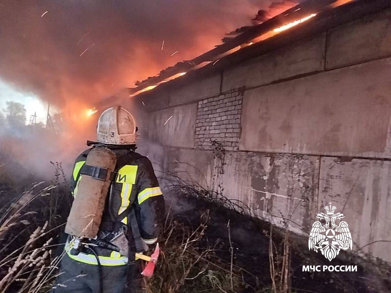 Под Тверью горит зернохранилище Фото, видео: МЧС Тверской области