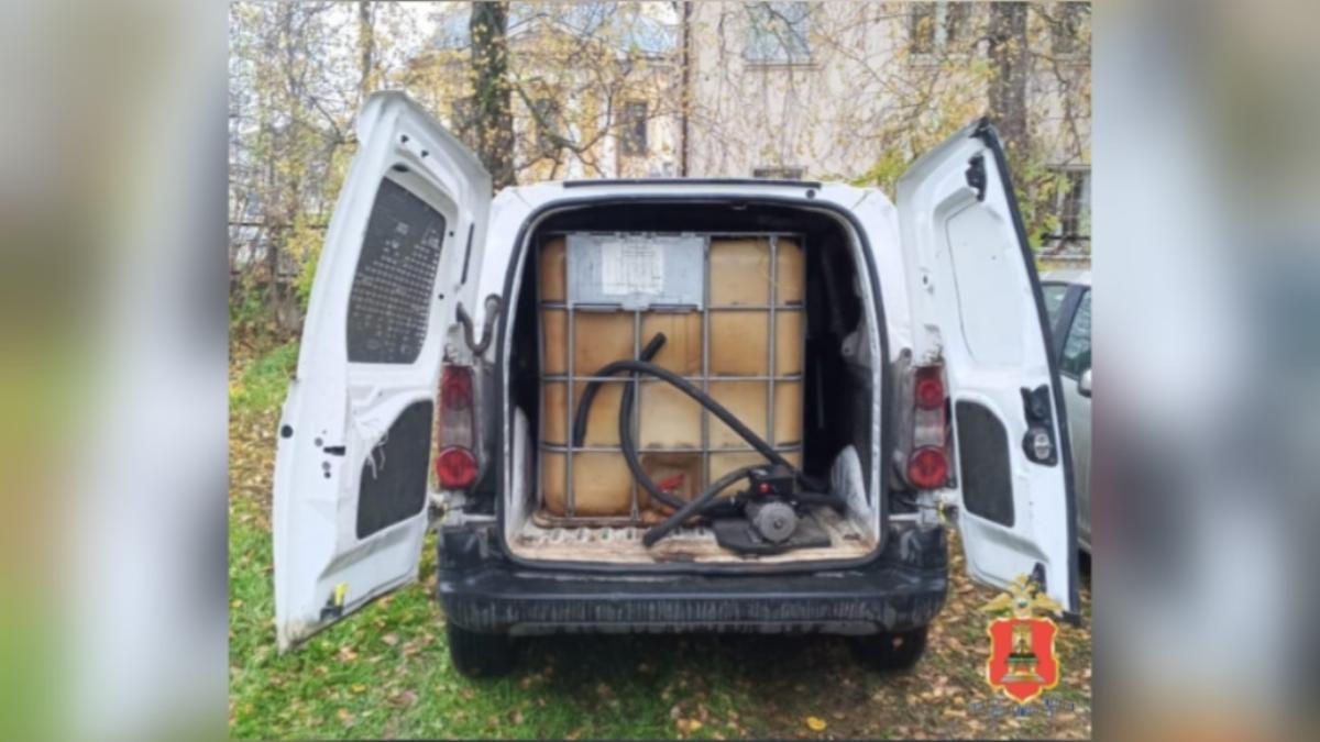 Житель Торжка попался на краже дизельного топлива у дальнобойщика на М10 Фото: УМВД Тверской области Житель Торжка попался на краже дизельного топлива у дальнобойщика на М10 Фото: УМВД Тверской области