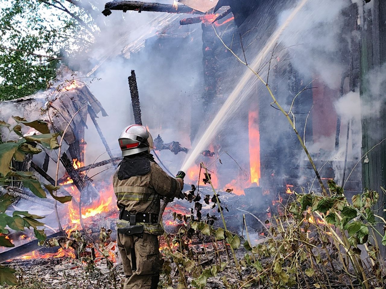 Из горящего дома в Твери спаслась женщина Фото, видео: Игорь Стасюк