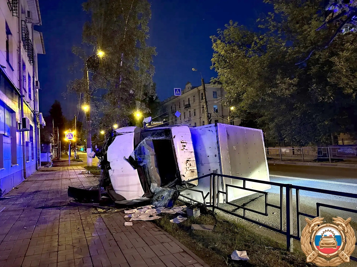В Твери «Газель» снесла ограждение и перевернулась на бок Фото: ГАИ