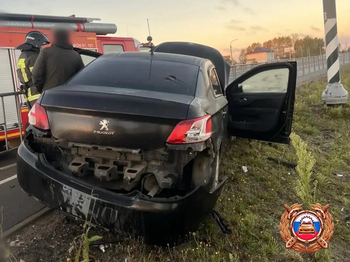 Автомобиль врезался в ограждение на М10 под Тверью Фото: ГАИ
