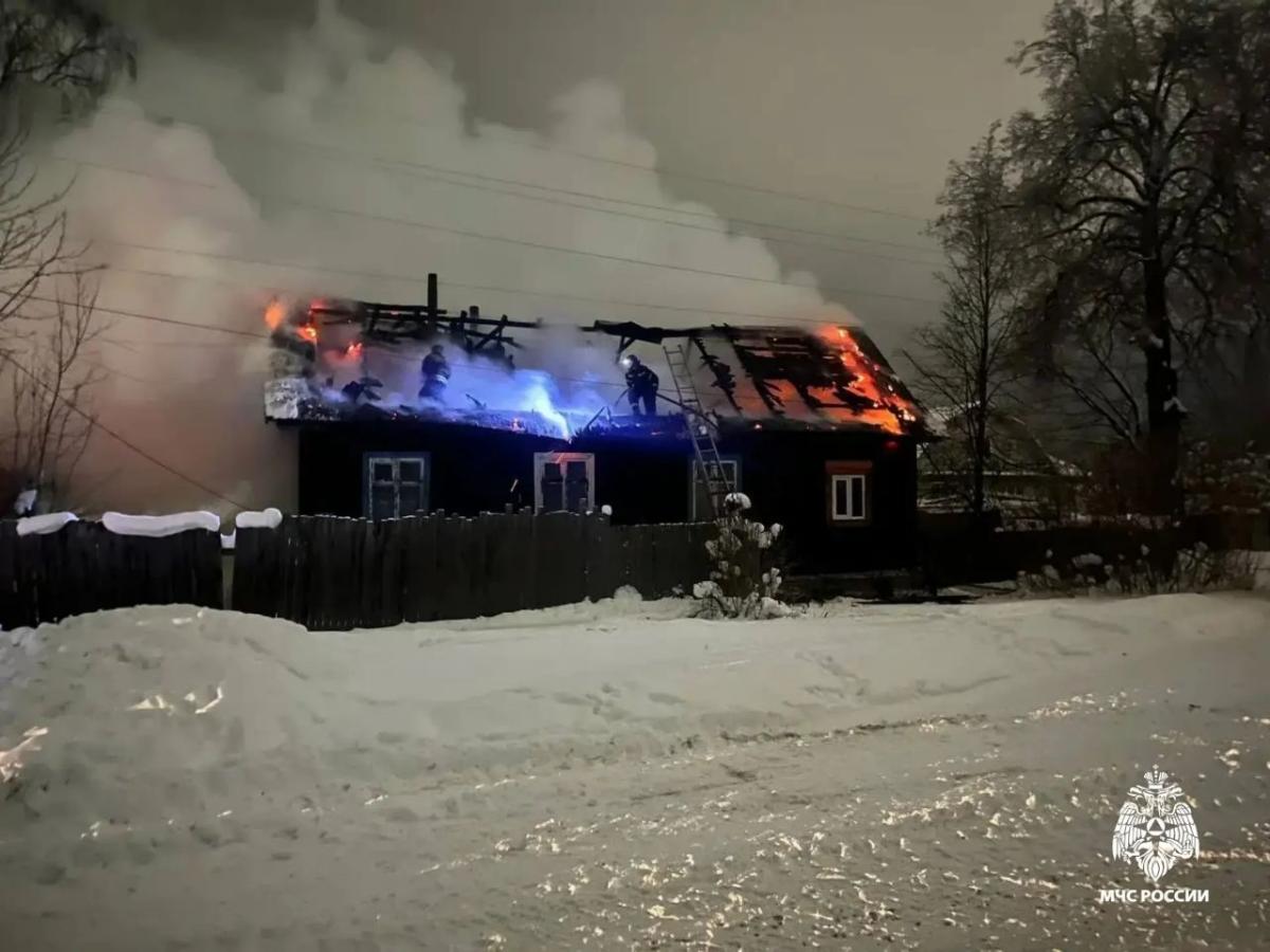 В Бологое пожарные предотвратили взрыв газовых баллонов в горящем доме Фото: МЧС