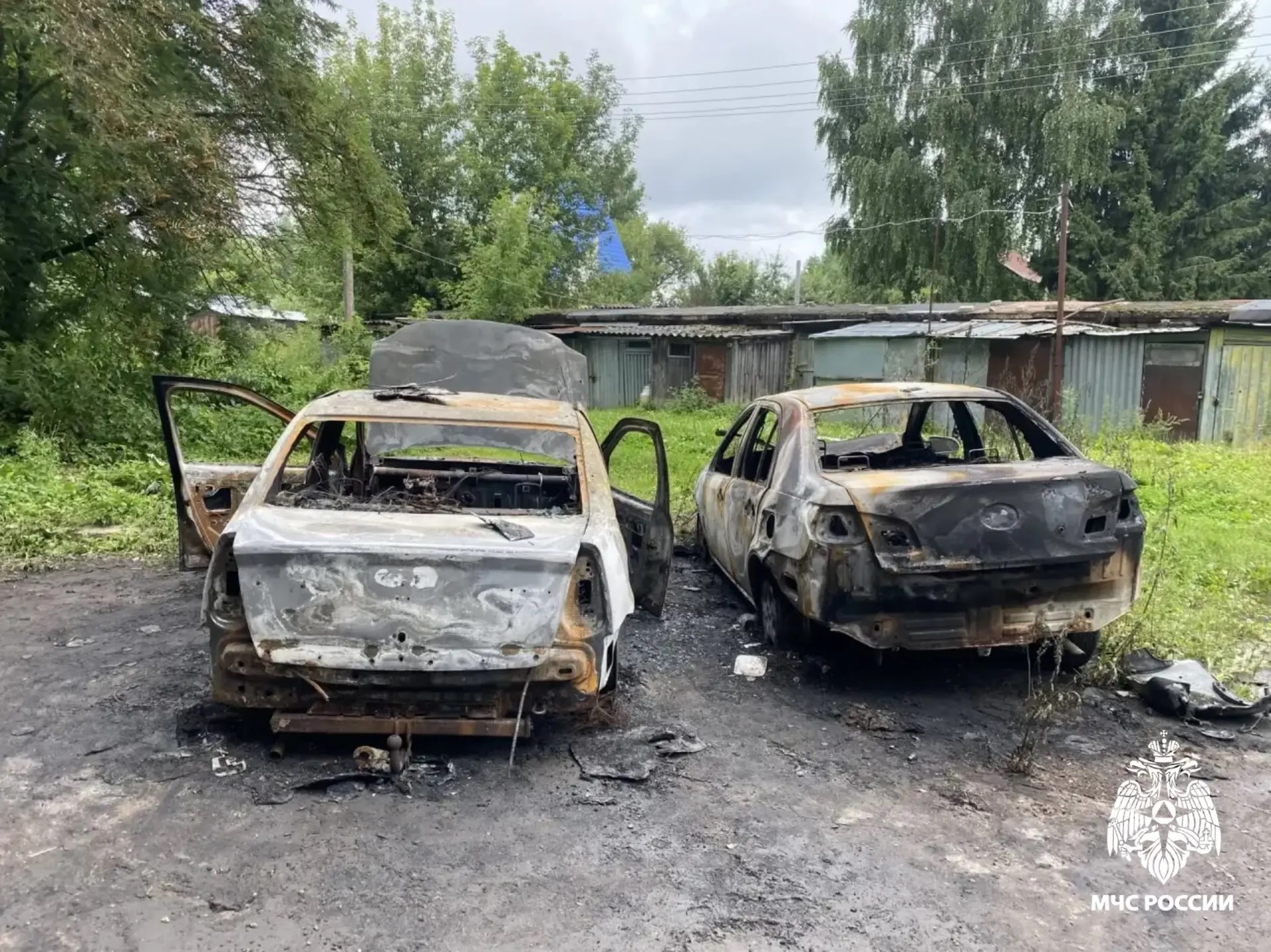В Тверской области под Конаково одна сигарета уничтожила два автомобиля Фото: МЧС
