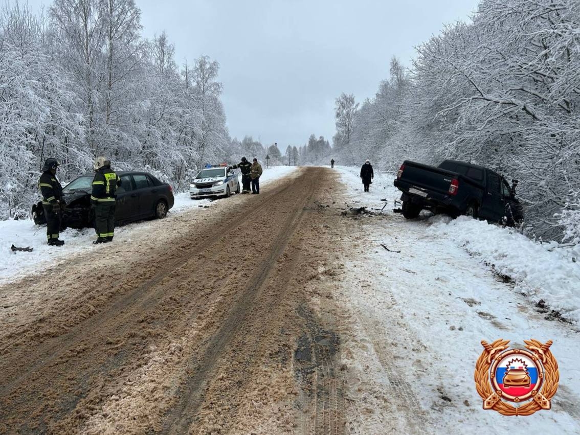 В Нелидовском районе Nissan выехал на встречку, где устроил ДТП Фото: Госавтоинспекция Тверской области, МЧС по Тверской области