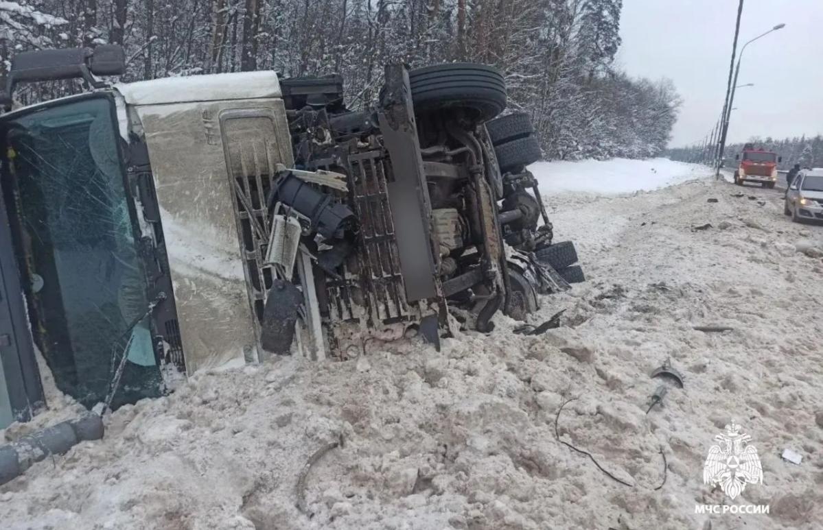 На М10 под Тверью фура перевернулась после ДТП - новости Афанасий